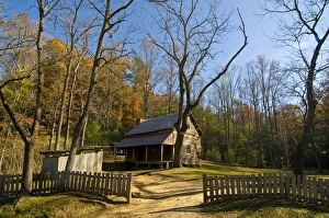 Images Dated 5th November 2008: Old cottage with colourful foliage in the Indian summer, Great Smoky National Park