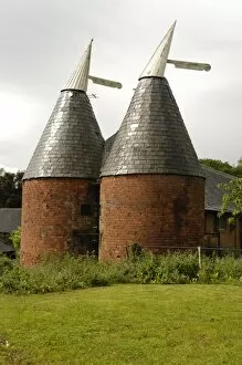 Images Dated 30th May 2007: Old hop kilns near Malvern, Worcestershire, England, United Kingdom, Europe