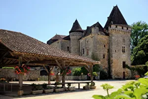 Images Dated 31st May 2009: Old market and Le Chateau de la Marthonie, St. Jean de Cole, Dordogne, France, Europe