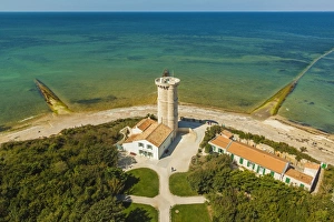 Images Dated 14th August 2009: The old Phare des Baleines (Lighthouse of the Whales) dating from 1682, and museum