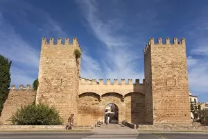 Images Dated 8th September 2009: Old Town Gate and fortified walls, Alcudia, Majorca, Balearic Islands, Spain, Europe