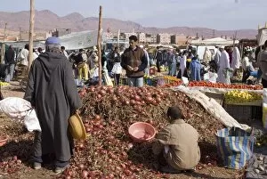 Images Dated 12th November 2007: Onions at the weekly market, Tinnerhir, Morocco, North Africa, Africa