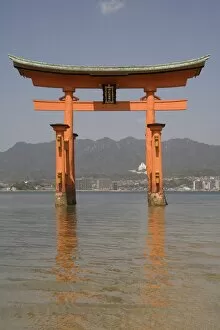 Images Dated 14th April 2008: Otorii gate, Itsukushima shrine, Miyajima, UNESCO World Heritage Site, Japan, Asia
