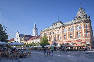 Outdoor cafes in Hlavne Nam (Main Square), Kosice, Kosice Region, Slovakia, Europe