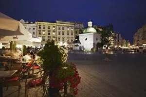 Images Dated 1st August 2009: Outdoor cafes in Main Market Square (Rynek Glowny) with Church of St. Adalbert in background