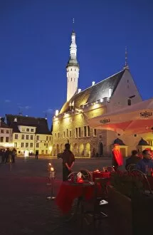 Images Dated 20th August 2009: Outdoor cafes in Town Hall Square (Raekoja Plats) at dusk with Town Hall in background