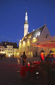 Images Dated 20th August 2009: Outdoor cafes in Town Hall Square (Raekoja Plats) at dusk with Town Hall in background