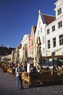 Images Dated 19th August 2009: Outdoor cafes in Town Hall Square (Raekoja Plats), Tallinn, Estonia, Baltic States