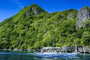 Images Dated 26th April 2011: Outrigger boat cruising in the bay of El Nido, Bacuit Archipelago, Palawan, Philippines