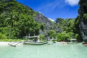 Images Dated 26th April 2011: Outrigger boat in the crystal clear water in the Bacuit archipelago, Palawan, Philippines