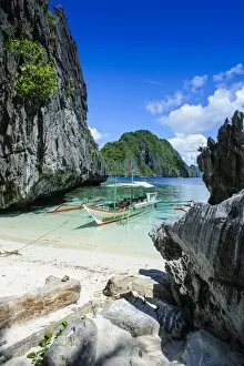 Images Dated 27th April 2011: Outrigger boat on a little white beach and crystal clear water in the Bacuit archipelago, Palawan