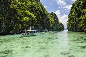 Images Dated 27th April 2011: Outrigger boats in the crystal clear water in the Bacuit archipelago, Palawan, Philippines