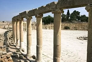 Images Dated 14th October 2007: Oval Plaza with colonnade and Ionic columns, Jerash (Gerasa) a Roman Decapolis city