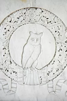Images Dated 7th October 2007: Owl sculpture at Pere Lachaise cemetery, Paris, Ile de France, France, Europe