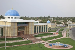 Images Dated 17th September 2006: Oz bek Liboslari Galereyasi, Tashkent, Uzbekistan, Central Asia, Asia