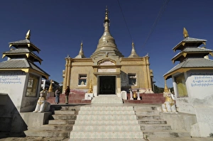 Images Dated 25th December 2007: Pagoda in the mountain town of Kalaw, Myanmar, Asia