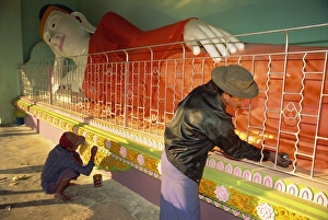 Images Dated 18th November 2008: Painting statue of the reclining Buddha, Shwesandaw Pagoda, Pyay (Prome)