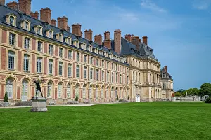 Sculptures Prints: Palace of Fontainebleau showcases historic architecture and beautiful gardens in France
