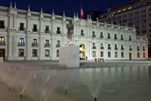 Images Dated 14th March 2008: Palacio de la Moneda, Chiles presidential palace illuminated at dusk