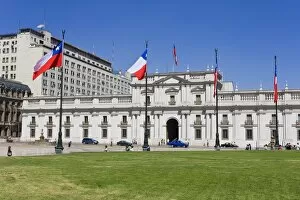 Images Dated 12th March 2008: Palacio de la Moneda, Chiles presidential palace and the Plaza de la Constitucion