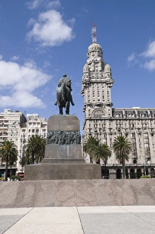 Images Dated 10th March 2009: Palacio Salvo, on east side of Plaza Independencia (Independence Square)