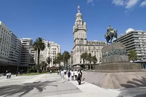 Images Dated 10th March 2009: Palacio Salvo, on east side of Plaza Independencia (Independence Square)