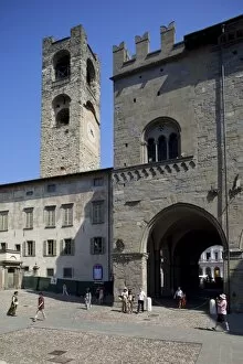 Images Dated 19th August 2011: Palazzo Della Ragione and Big Bell Civic Tower, Piazza Vecchia, Bergamo
