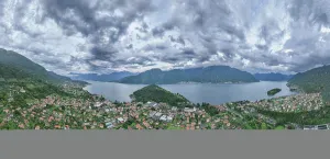 Wonders Prints: Panoramic view of Lenno with Lake Como and mountains in the background