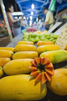 Images Dated 30th August 2009: Papaya fruit, Bangsar Sunday night market, Kuala Lumpur, Malaysia, Southeast Asia, Asia