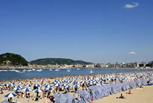 Images Dated 8th September 2008: Parasols on the beach and town view, San Sebastian, Basque country, Euskadi
