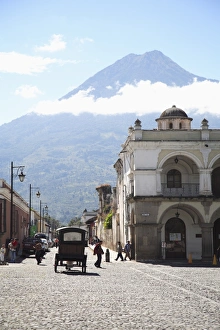 Parque Central (Central Park), Plaza, with the volcano Vulcan Agua behind Parque Central (Central Park), Plaza, with the volcano Vulcan Agua behind