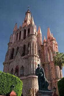 Images Dated 30th October 2008: Parroquia de San Miguel Arcangel, late 19th century church and statue of Friar Juan de San Miguel