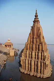 Images Dated 1st August 2008: Partially submerged tilted Shiva temple below the ghats