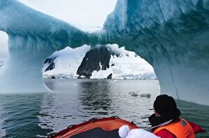 Images Dated 28th January 2005: Passengers exploring icebergs near Pleneau Island, Antarctica, Polar Regions