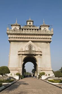 Images Dated 9th January 2008: The Patuxai (Victory Gate) on Lan Xang Avenue, Vientiane, Laos, Indochina