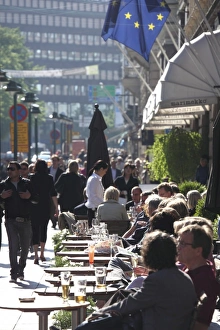 Images Dated 11th June 2009: Pavement cafe, Pohjoisesplanadi Street, Esplanade, Helsinki, Finland, Scandinavia, Europe