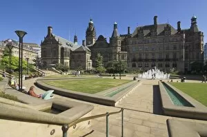 Sheffield Collection: Peace gardens and Town Hall, Sheffield, Yorkshire, England, United Kingdom, Europe