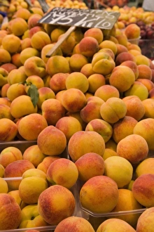 Images Dated 26th June 2007: Peaches for sale