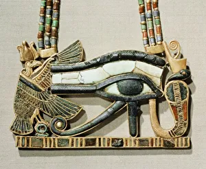 Images Dated 27th July 2008: Pectoral of the sacred eye flanked by the serpent goddess of the North