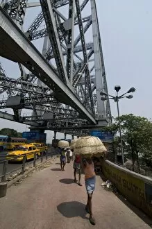 Side Walk Collection: People with baskets on Howrah Bridge, Kolkata, West Bengal, India, Asia
