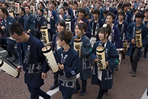 Images Dated 4th May 2009: People carrying lanterns during the Gotenyatai Hikimawashi Festival in Hamamatsu