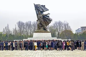 Soldiers Prints: People coming to pay respects at the Monument to the Victorious Fatherland Liberation war