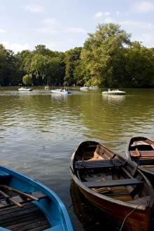 People cruising in a boat on the Kleinhesselohe lake