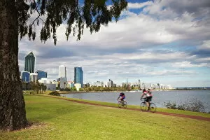 Images Dated 21st December 2010: People cycling alongside Swan River, Perth, Western Australia, Australia, Pacific