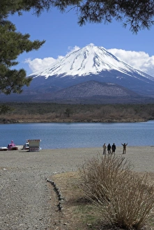Volcanoe Prints: Four people beside Lake Shoji