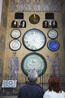Images Dated 5th August 2009: People looking at Astronomical Clock on Town Hall In Upper Square (Horni Namesti)
