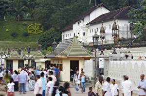 Images Dated 30th December 2009: People outside Temple of the Tooth (Sri Dalada Maligawa), UNESCO World Heritage Site