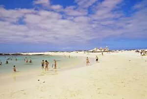 Images Dated 9th January 2000: People playing on the beach and natural swimming pool beyond, near El Cotillo