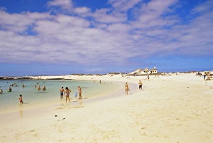 Images Dated 9th January 2000: People playing on the beach and natural swimming pool beyond, near El Cotillo