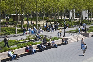 Images Dated 14th May 2007: People relaxing in Battery Park, Lower Manhattan, New York City, New York